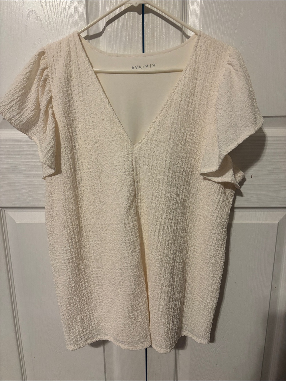 Ava & Viv Cream Textured V-Neck Flutter Sleeve Blouse